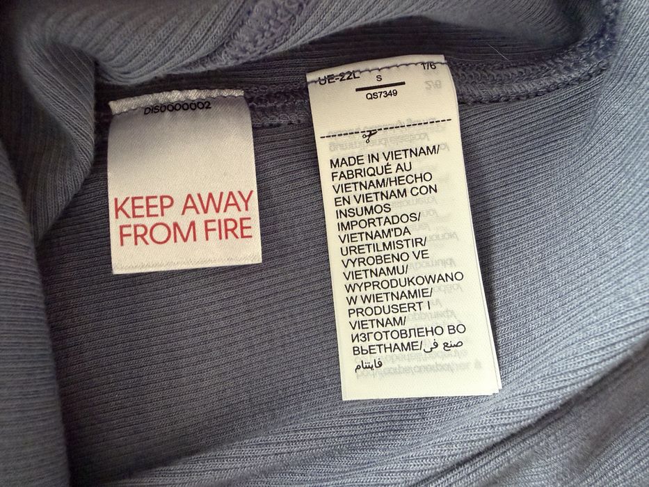 Krótka koszulka Calvin Klein.