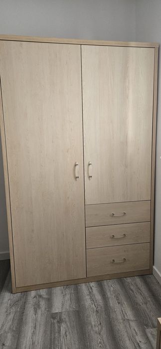 Quarto (roupeiro, mesa de cabeceira, camiseiro e cama)