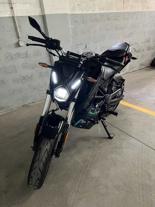 VOGE 125R 125cc - Preta / Vermelha