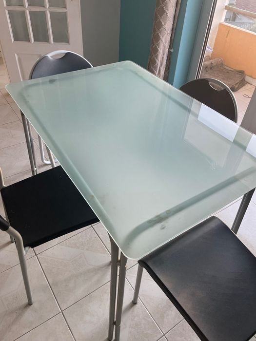Mesa de vidro sem cadeiras