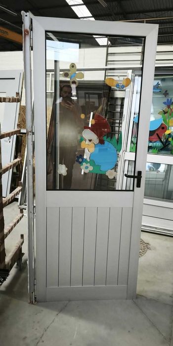 Porta com barra antipânico