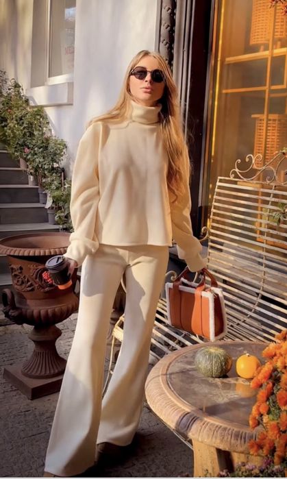 Теплий костюм молочного кольору