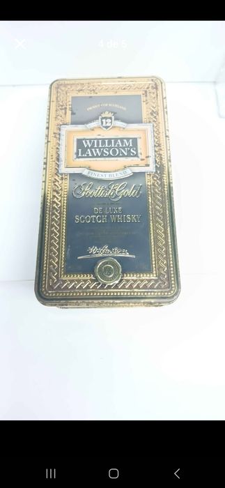 Caixa antiga de whisky com garrafa
