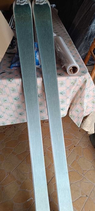 Narty skiturowe bez wiązań