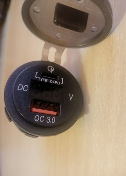 Вмонтована швидка зарядка для авто USB QC3.0. Type C З вольтметром врі