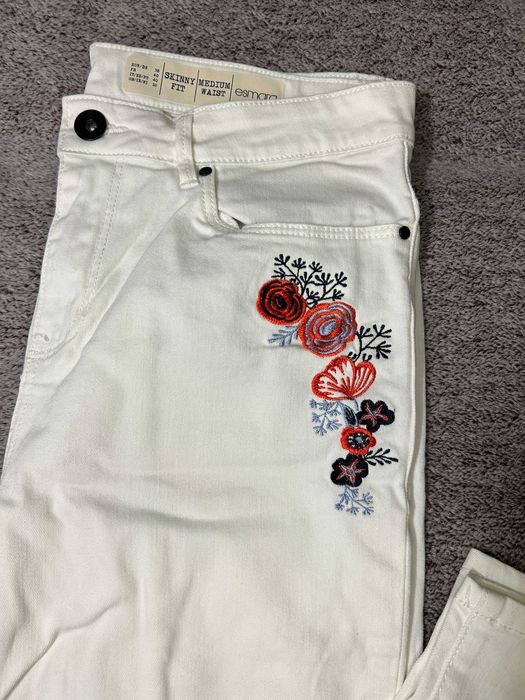 Białe spodnie ze zdobieniami ESMARA skinny fit medium waist