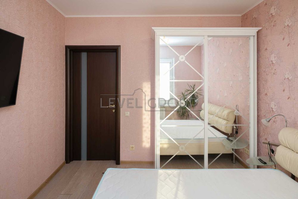 Продаж двохкімнатна квартира Виноградар з ремонтом недорого без% Київ