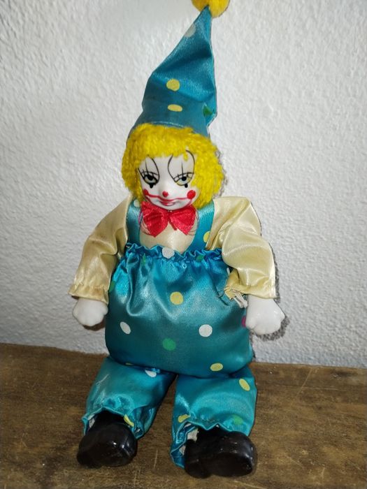 Palhaço com cara, mãos e pés em porcelana