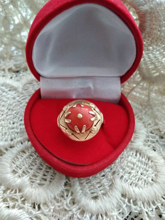 złoty pierscien z koralem