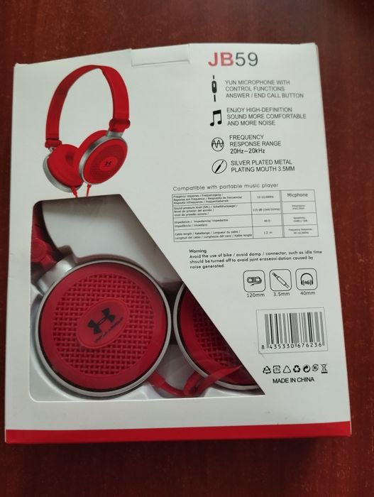 Беспроводные Bluetooth и проводные наушники.