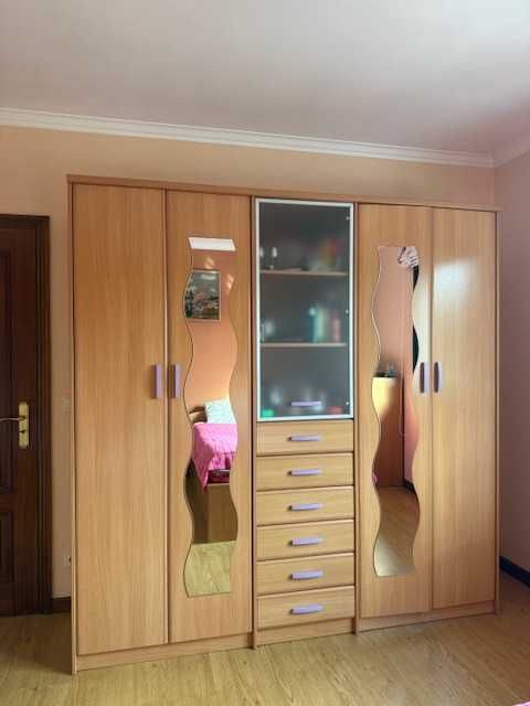 Quarto 2 camas indivduais com roupeiro