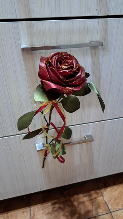 Róża ze wstążki satynowej