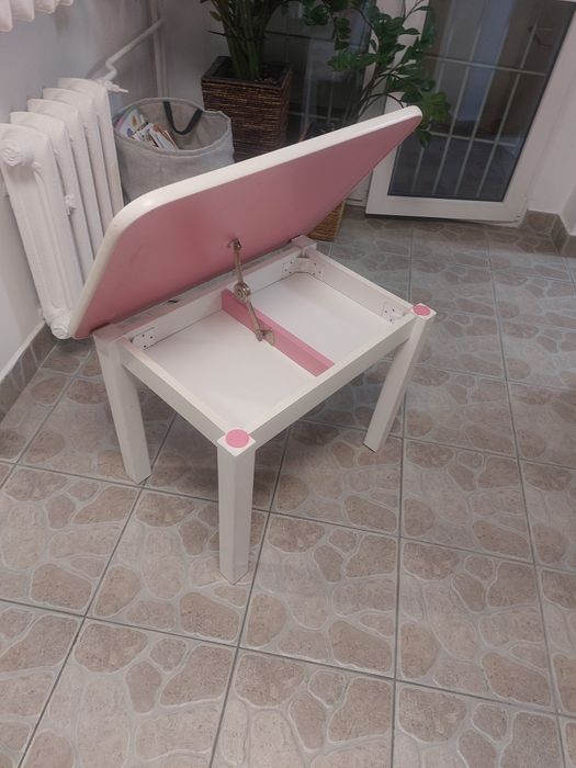 Stolik dziecięcy, drewniany, biało-różowy  50×65