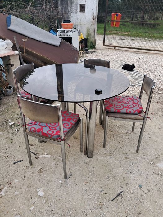 Mesa de vidro com quatro cadeiras e oferta de candeeiro