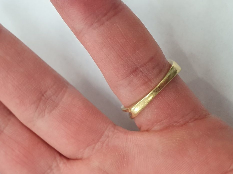 Ciekawy złoty pierścionek/ 750/ 3.49 gram/ DIA 0.15CT/ Wycena/ R17