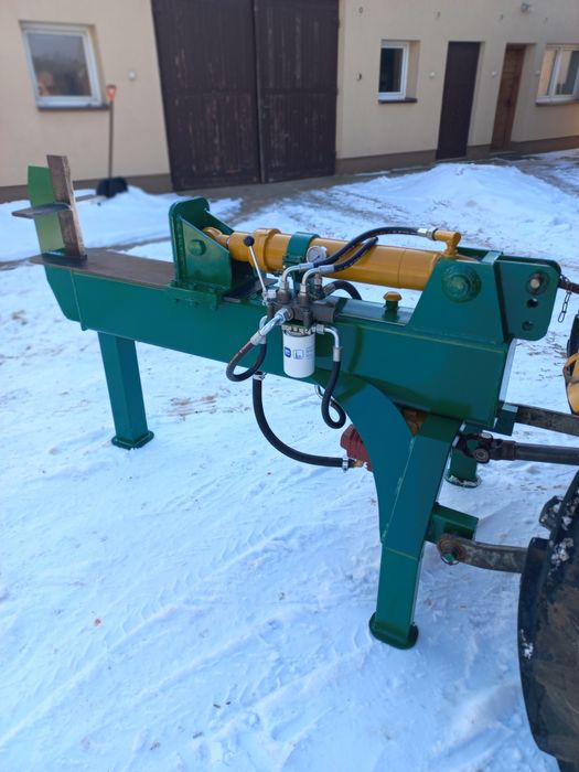 Łuparka hydrauliczna do drewna napędzana  z wom traktora