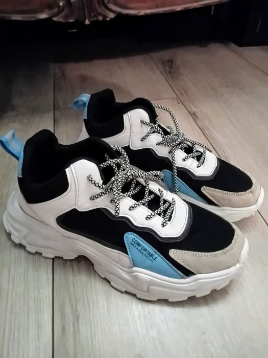 Buty sportowe na platformie 40/26cm.