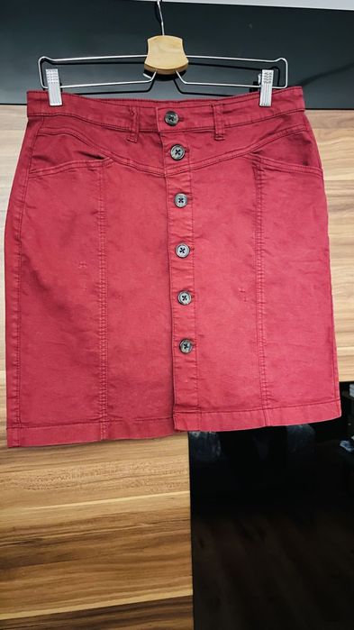 Bordowa spódnica zapinana na guziki