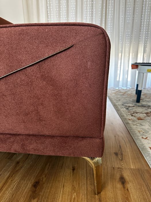 Sofa-cama  classico com pés dourados