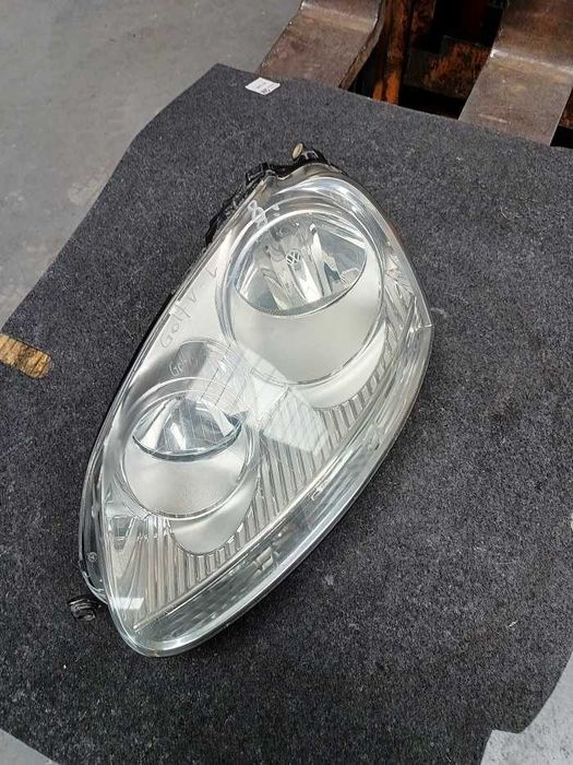 Lampa przednia R,L,L  VW Golf V