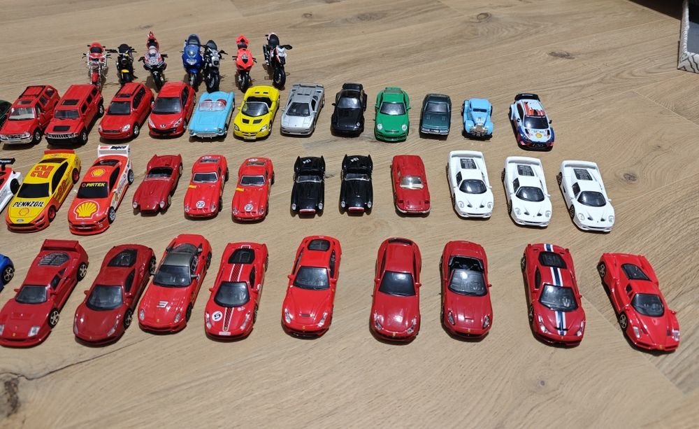 Zestaw samochodów i  motorów Welly Buurago 56 sztuk