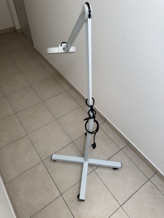 Candeeiro de pé com Lupa