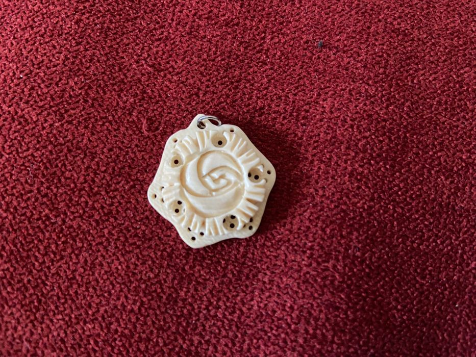 Pendentes, brincos e alfinete de peito rosa trabalhado material nobre