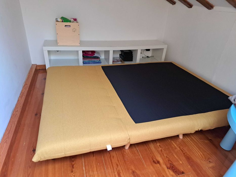 Sofa cama clic-clac de 2 lugares amarelo-mostarda. De Maison du Monde