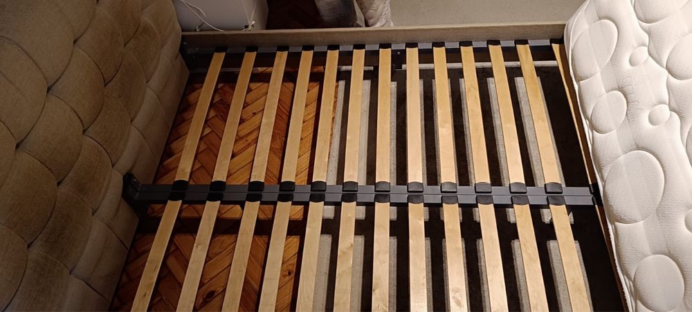 Estrutura de cama de casal em linho