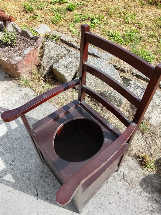 Retrete antiga em madeira