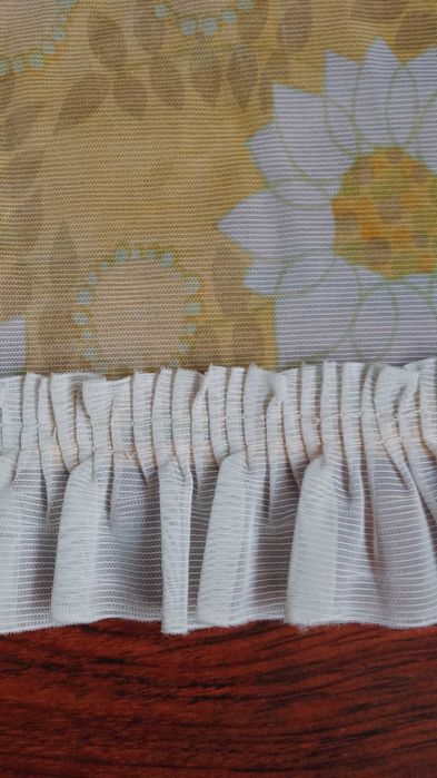 delikatny lambrekin vintage w kwiaty, liście tunel, żabki ozdoba okna