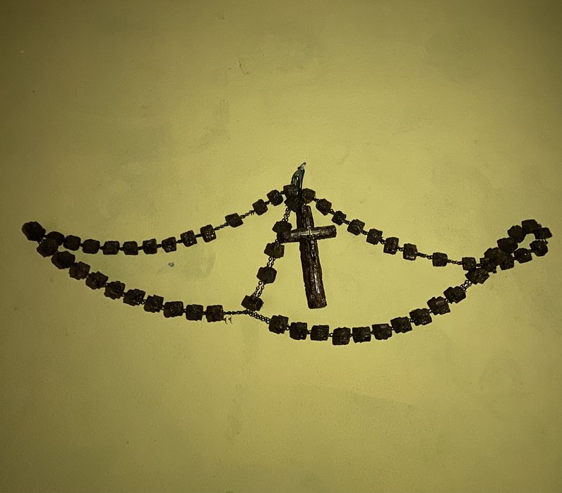 Santos, crucifixo, terço