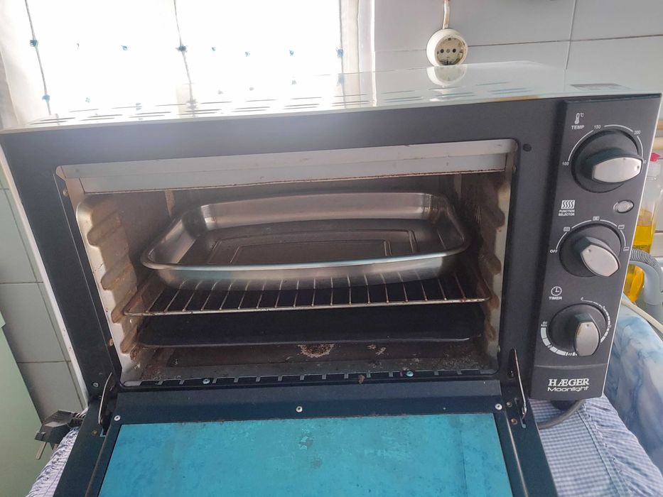 Forno eléctrico, usado, a funcionar.