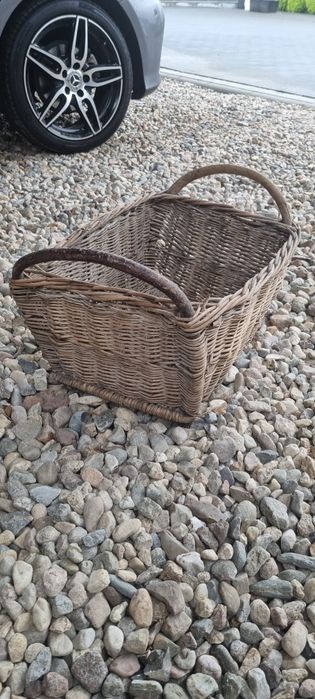 Stary wiklinowy kosz zabytek