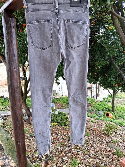 Calças e body Zara.
