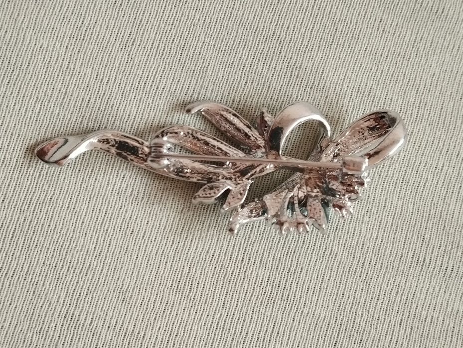 Elegancka nowa broszka