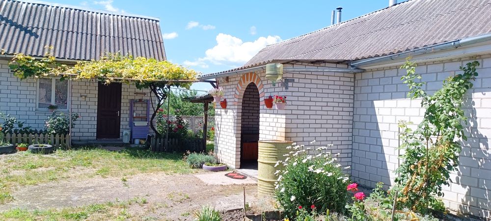 Будинок в с.Городище /25 соток ,газ ,світло ,сади