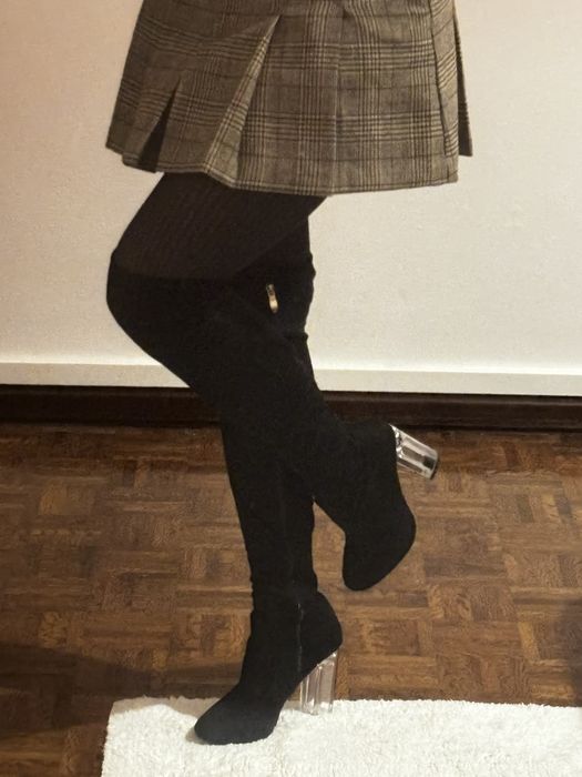 Botas pretas acima de joelho