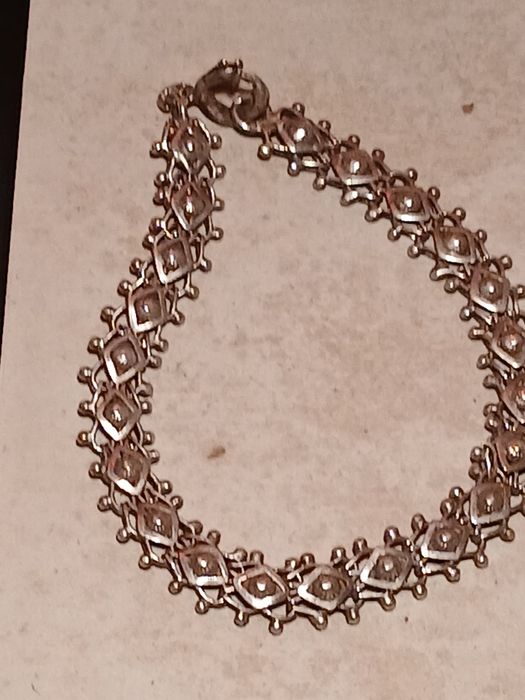 Várias peças em prata ou outros materiais