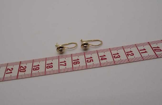 Delikatne złote wiszące kolczyki z diamentami brylanty 0,04 ct.