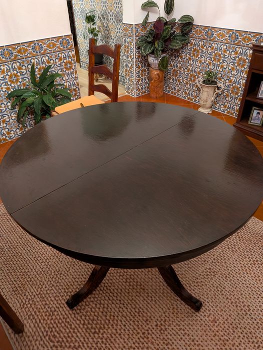 Mesa de pinho com 4 cadeiras