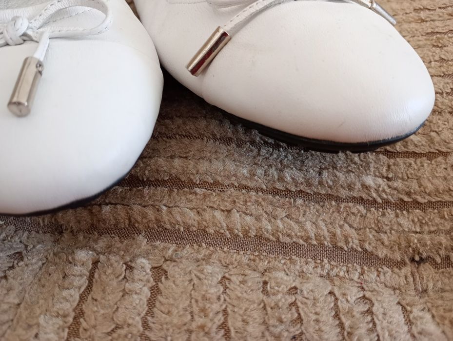 Baleriny białe skora