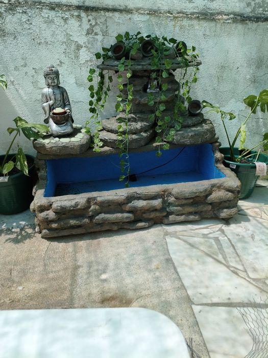 Fonte decorativa com budas