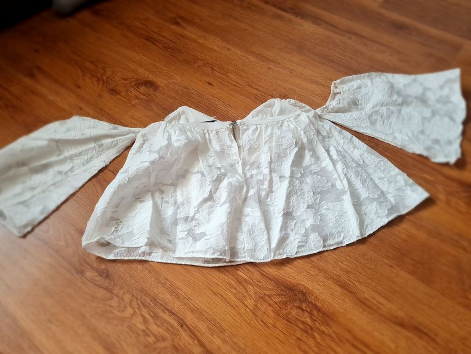 Bluzka z odkrytymi ramioni