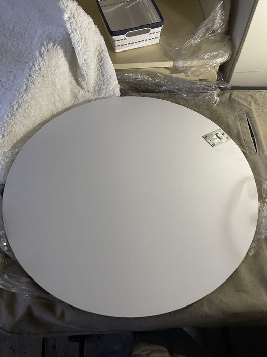 Дзеркало у деревʼяній оправі