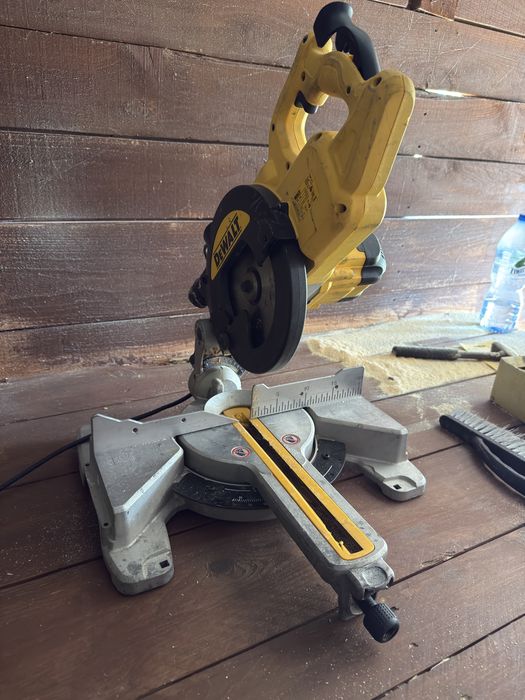 Ukośnica Dewalt DWS 773