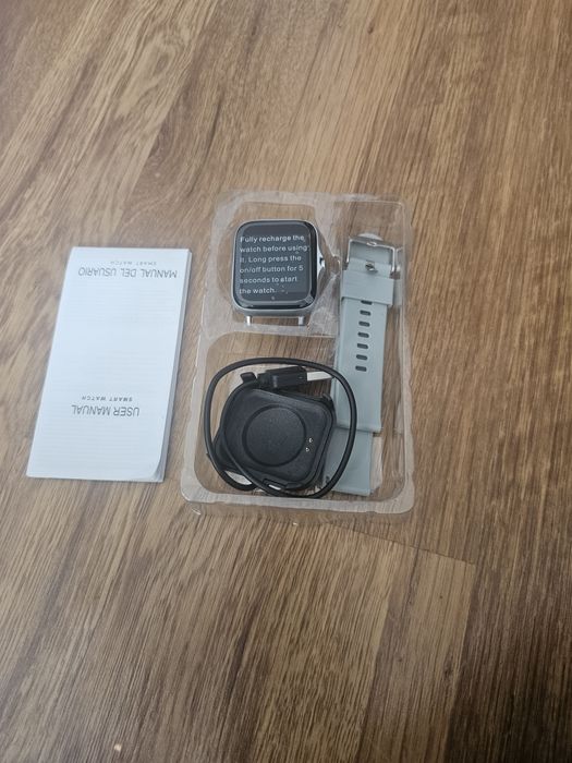 Smartwach szary widoczny na zdjeciu