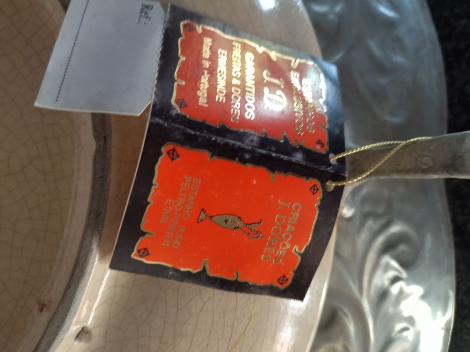 Prato de cerâmica pintado á mão e de estanho a 95% de J.D.