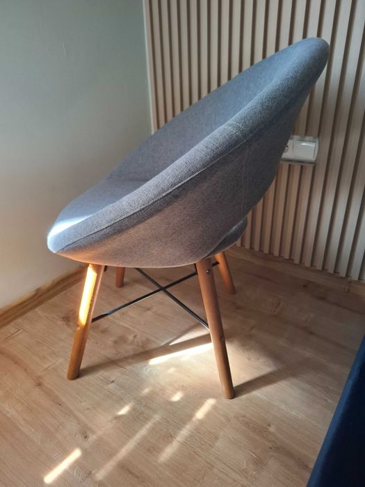 Fotel szary Jysk skandynawski okragły drewniane nóżki