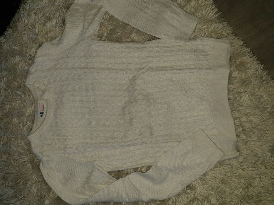 Kremowy sweterek z kokardą